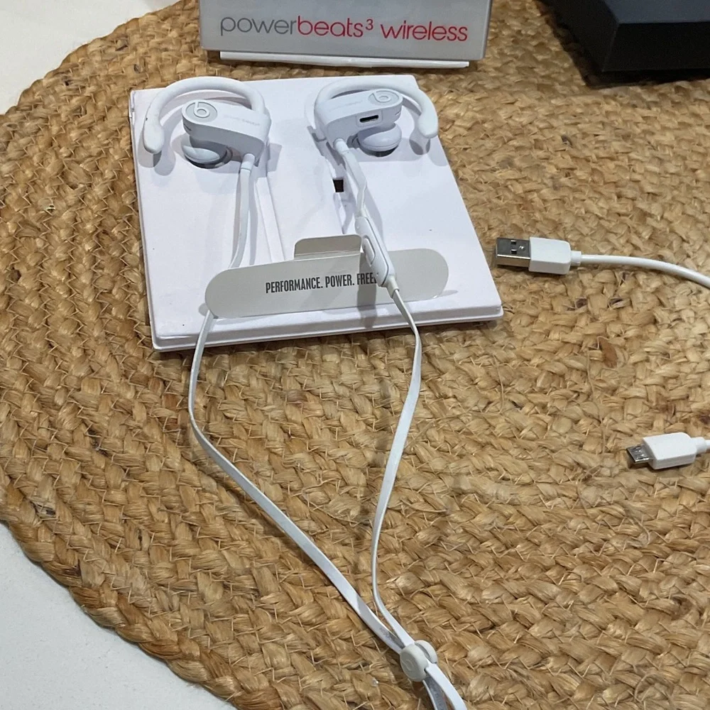 Apple Powerbeats3 Wireless Earphones in White with Carry Case and Accessories